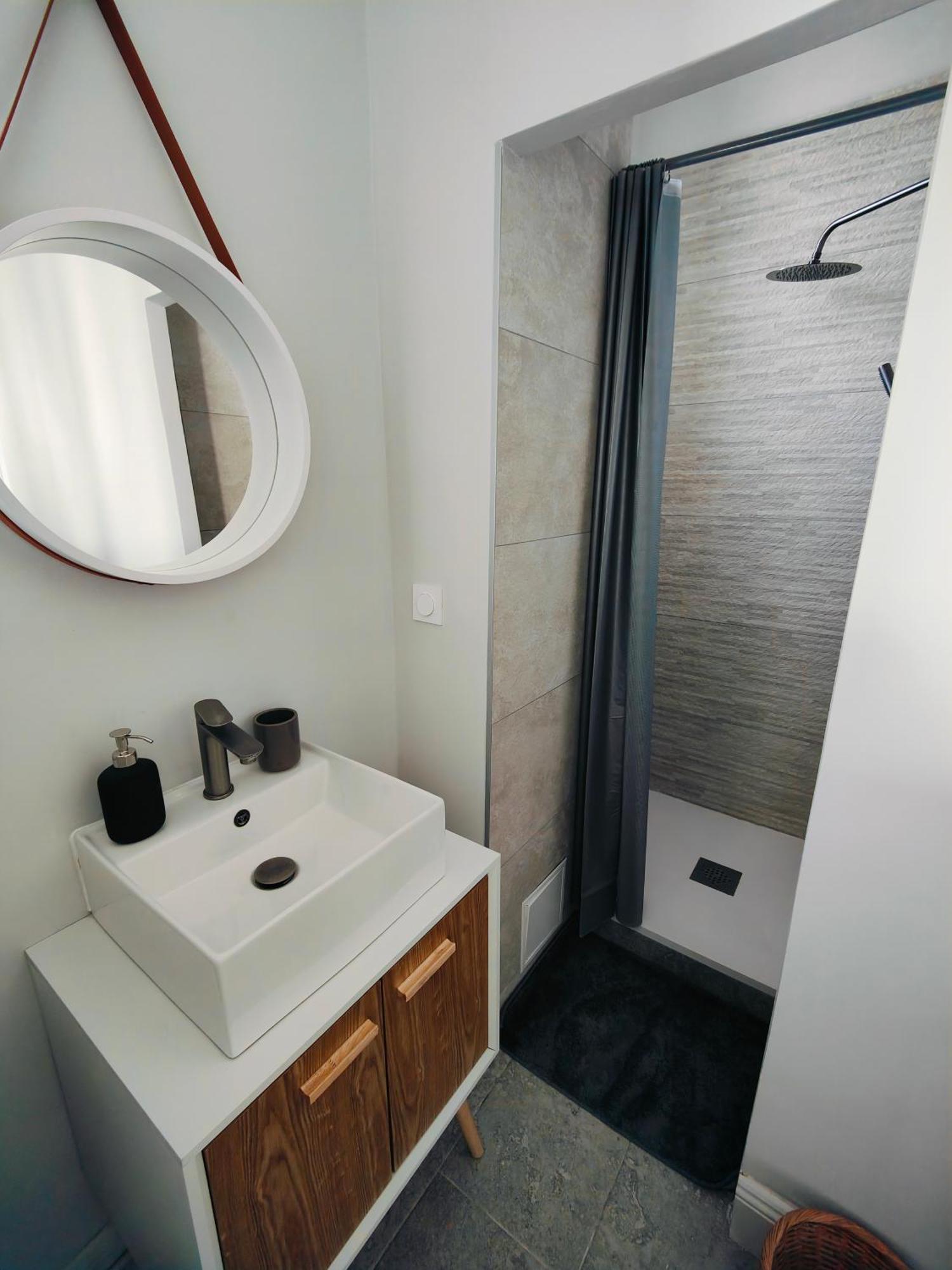 Self-Checkin Town House - Rooms To Rent In A Beautiful Modern Town House - Not A Hotel - Location De Chambres Avec Arrivee En Autonomie - Extra Fee For Sheets And Towels - Private Parking - Check Your Plateform Inbox And Follow Check-In Instructions Saint-Romain-en-Gal Экстерьер фото
